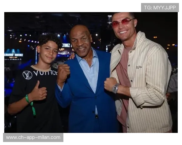 C罗带儿子参加训练营，父子合影上热搜